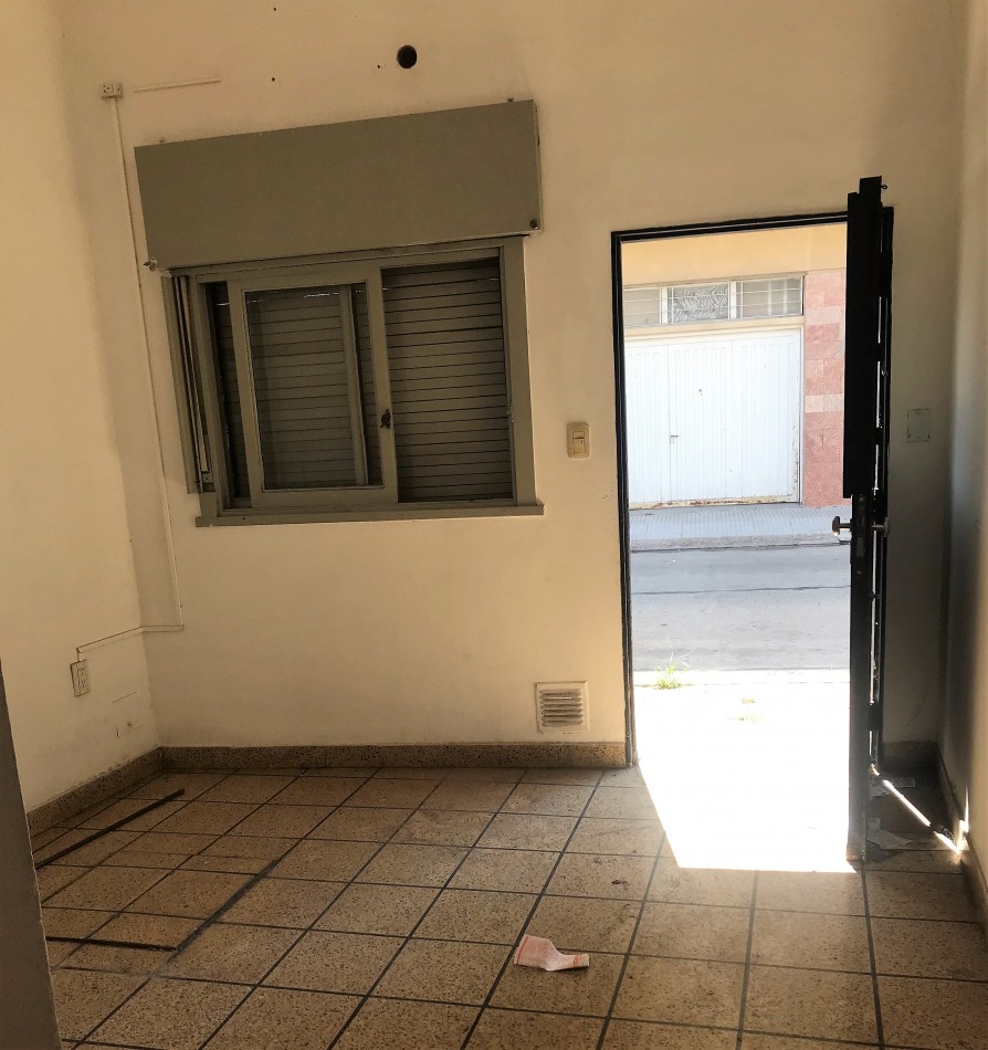  Venta casa Versalles a refaccionar 3 amb  c/cochera y terraza 