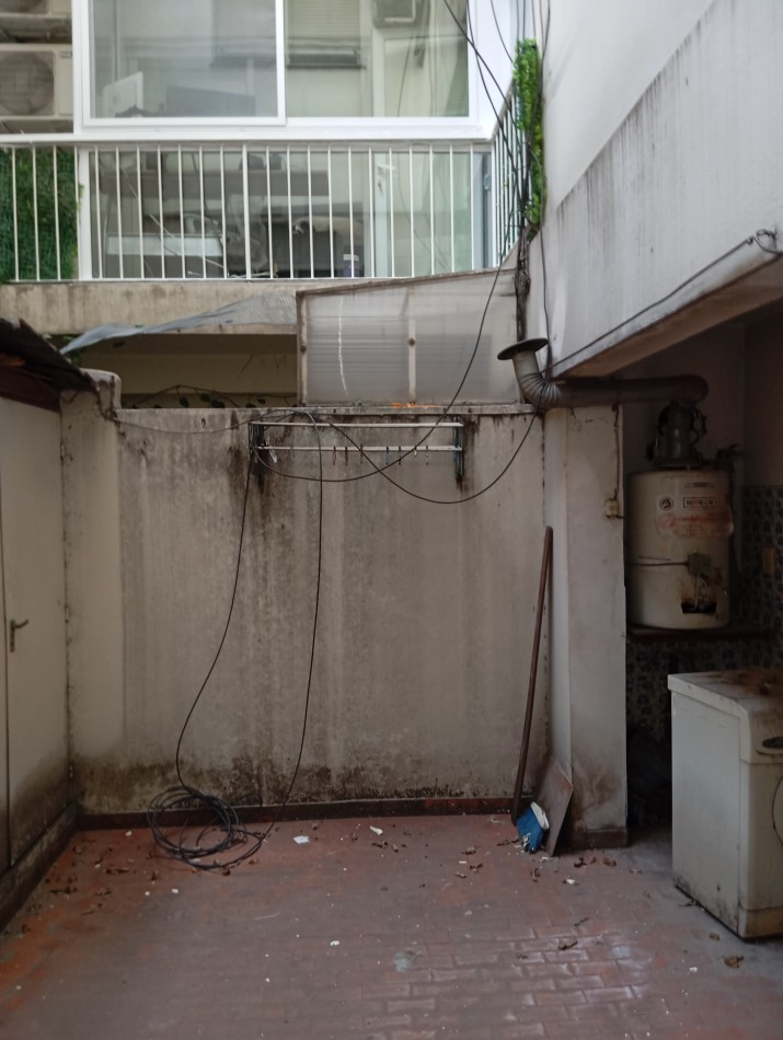 4 ambientes con dependecia  cochera y patio, para refaccionar, Venta Villa Devoto